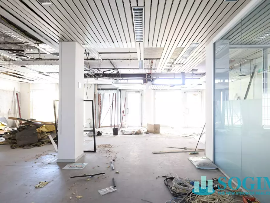 Immagine 14 di Locale commerciale in vendita  in via trieste 180 a Limbiate