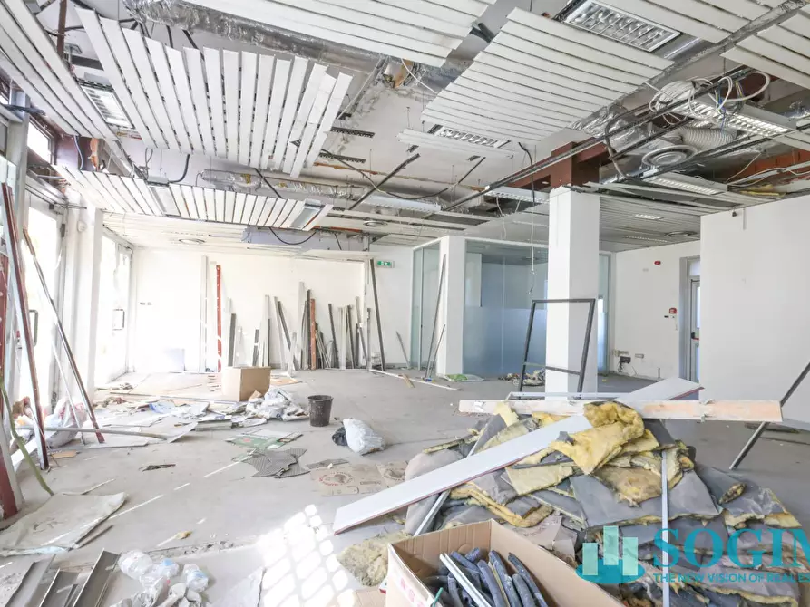 Immagine 15 di Locale commerciale in vendita  in via trieste 180 a Limbiate