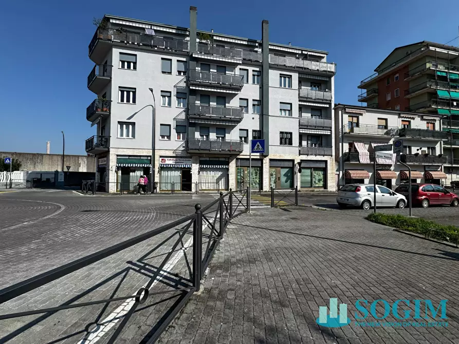 Immagine 17 di Locale commerciale in vendita  in via trieste 180 a Limbiate