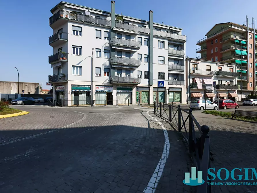 Immagine 2 di Locale commerciale in vendita  in via trieste 180 a Limbiate