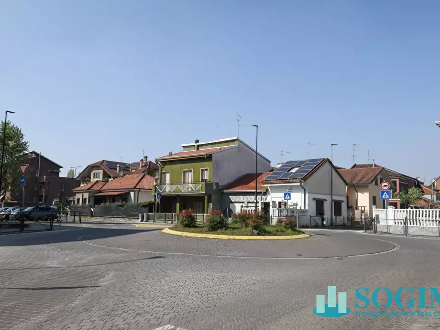 Immagine 3 di Locale commerciale in vendita  in via trieste 180 a Limbiate