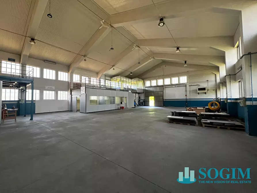 Immagine 8 di Capannone industriale in affitto  a Busto Arsizio