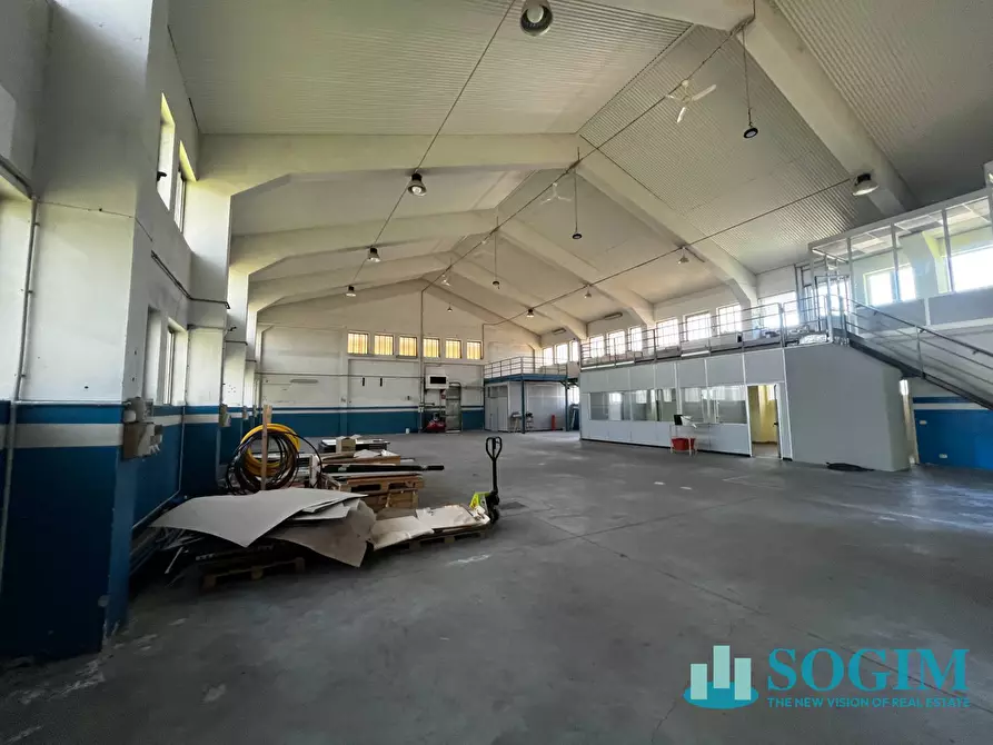 Immagine 10 di Capannone industriale in affitto  a Busto Arsizio