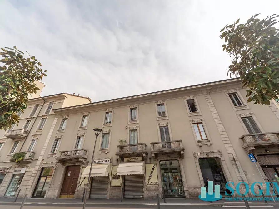 Immagine 2 di Locale commerciale in affitto  in Piazza Petazzi 31-32 a Sesto San Giovanni