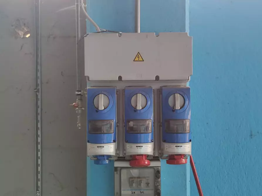 Immagine 18 di Laboratorio in vendita  in Via Budriago 17 a Carvico