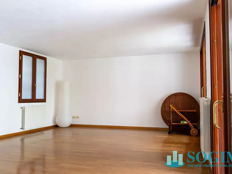 Immagine 10 di Appartamento in vendita  in Via Strambio a Eupilio