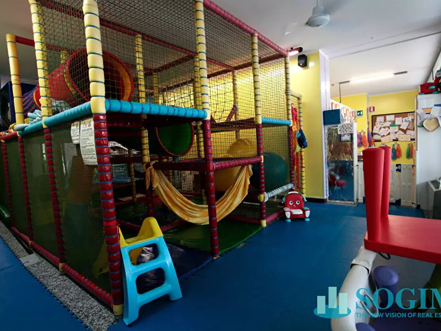 Immagine 2 di Negozio in vendita  in via fratelli cervi 14 a Peschiera Borromeo