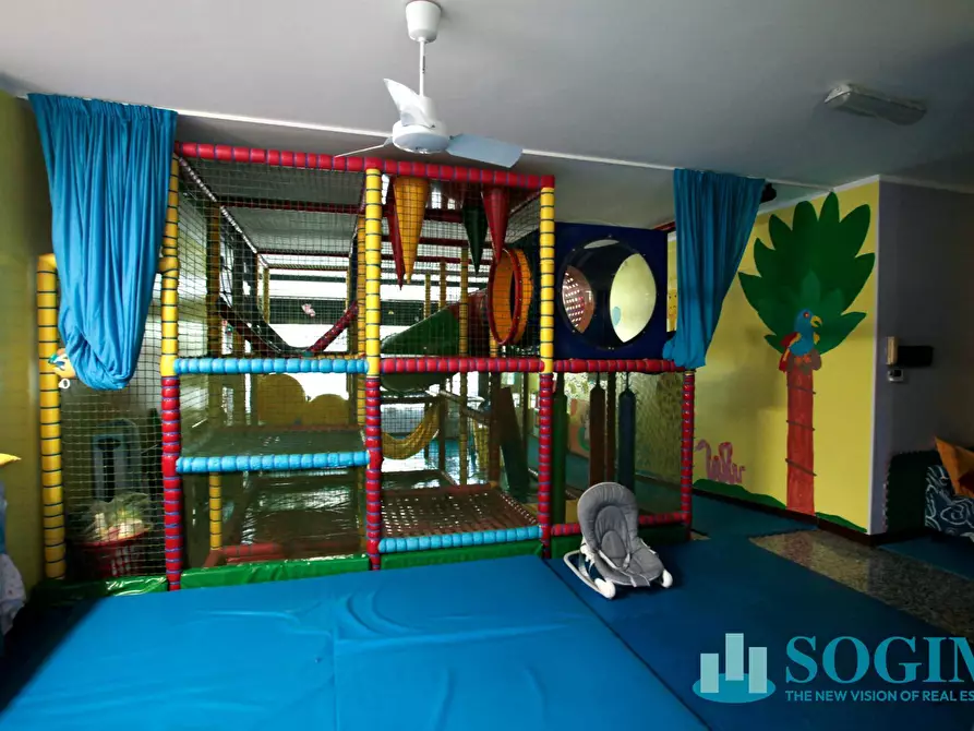 Immagine 2 di Negozio in vendita  in via fratelli cervi 14 a Peschiera Borromeo