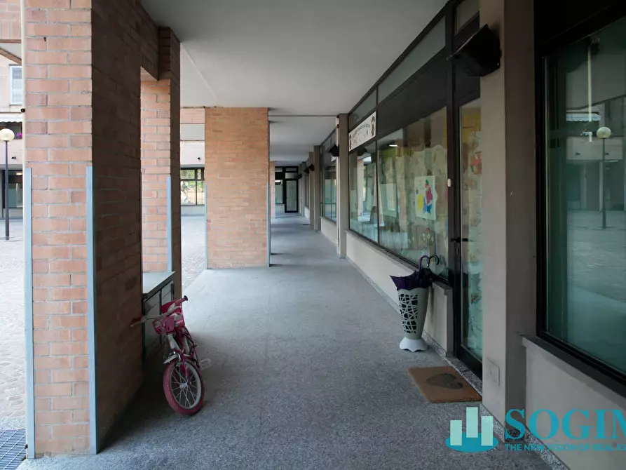 Immagine 15 di Negozio in vendita  in via fratelli cervi 14 a Peschiera Borromeo