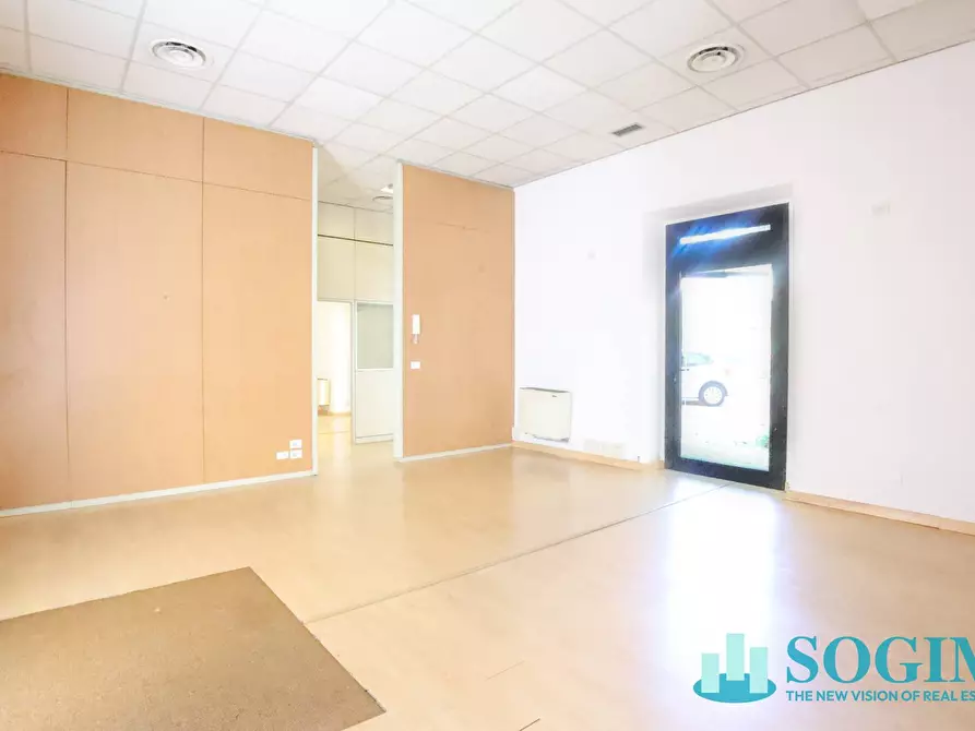 Immagine 1 di Negozio in affitto  in via Azzone Visconti 37 a Monza