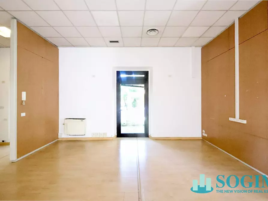 Immagine 3 di Negozio in affitto  in via Azzone Visconti 37 a Monza