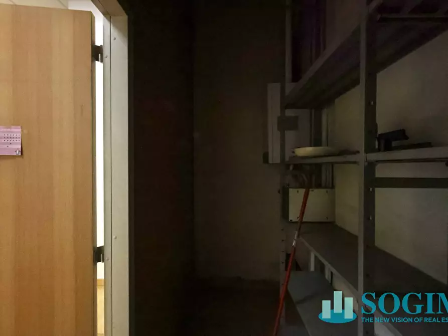 Immagine 7 di Negozio in affitto  in via Azzone Visconti 37 a Monza