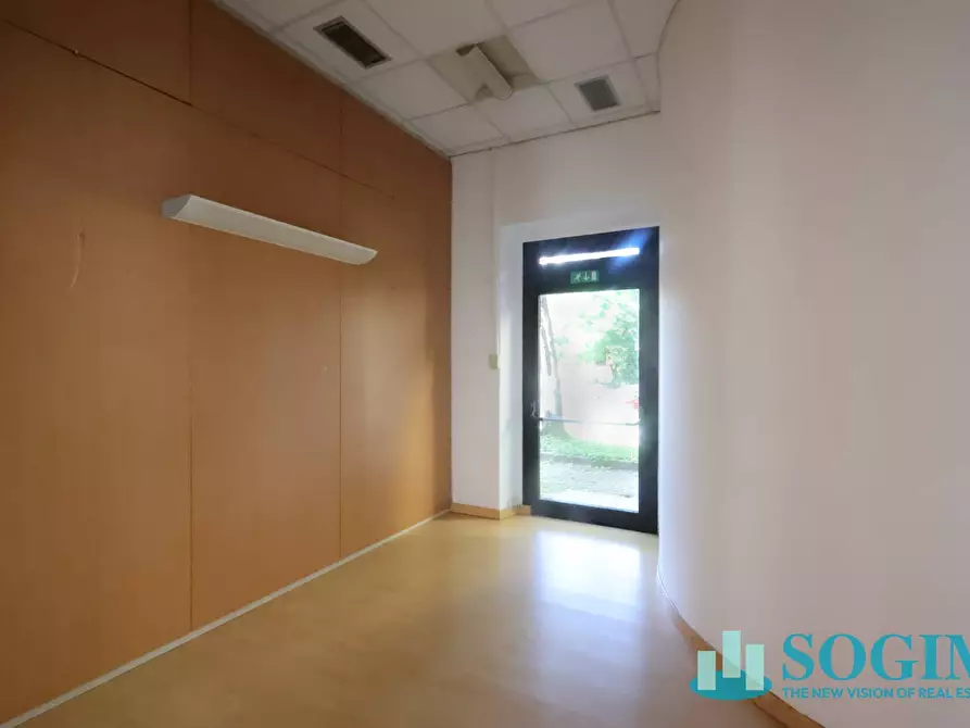 Immagine 8 di Negozio in affitto  in via Azzone Visconti 37 a Monza