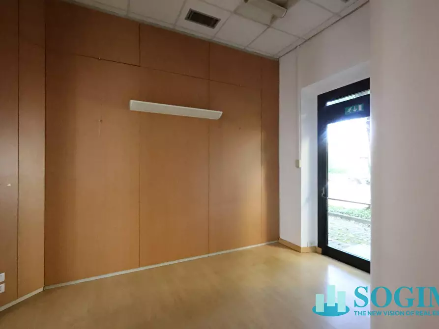 Immagine 9 di Negozio in affitto  in via Azzone Visconti 37 a Monza