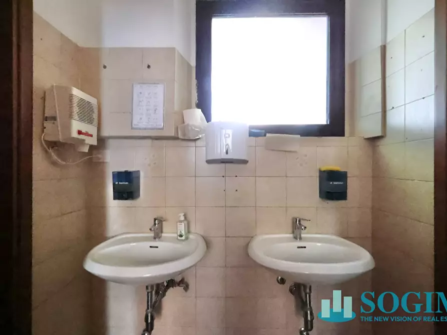 Immagine 11 di Negozio in affitto  in via Azzone Visconti 37 a Monza