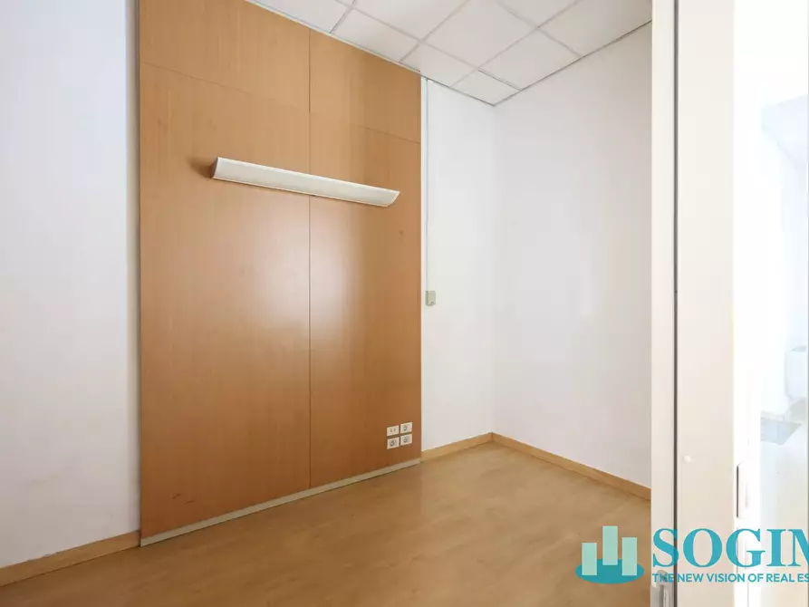 Immagine 12 di Negozio in affitto  in via Azzone Visconti 37 a Monza