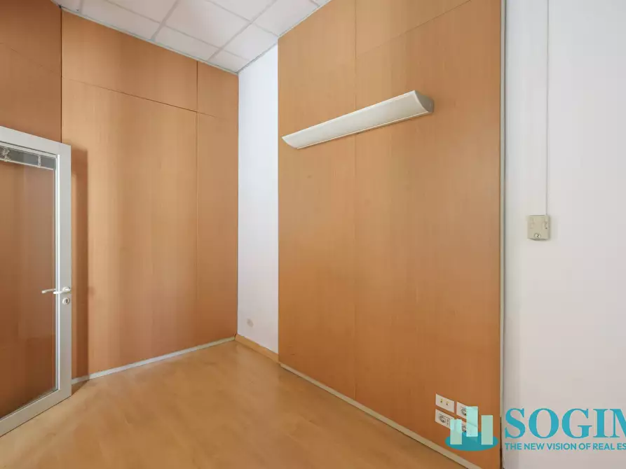 Immagine 13 di Negozio in affitto  in via Azzone Visconti 37 a Monza