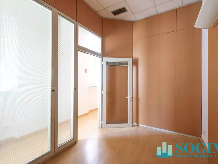 Immagine 14 di Negozio in affitto  in via Azzone Visconti 37 a Monza