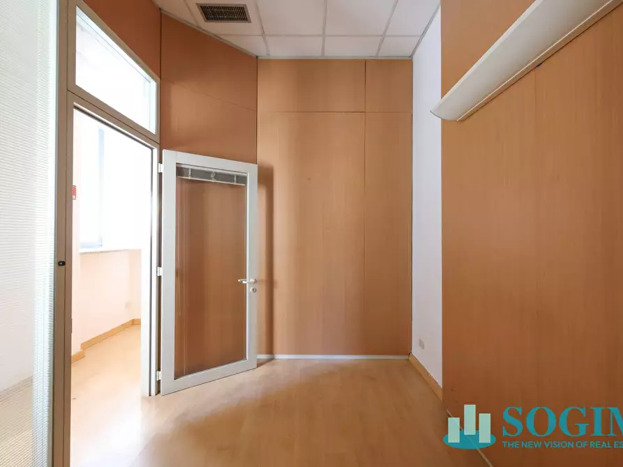 Immagine 15 di Negozio in affitto  in via Azzone Visconti 37 a Monza