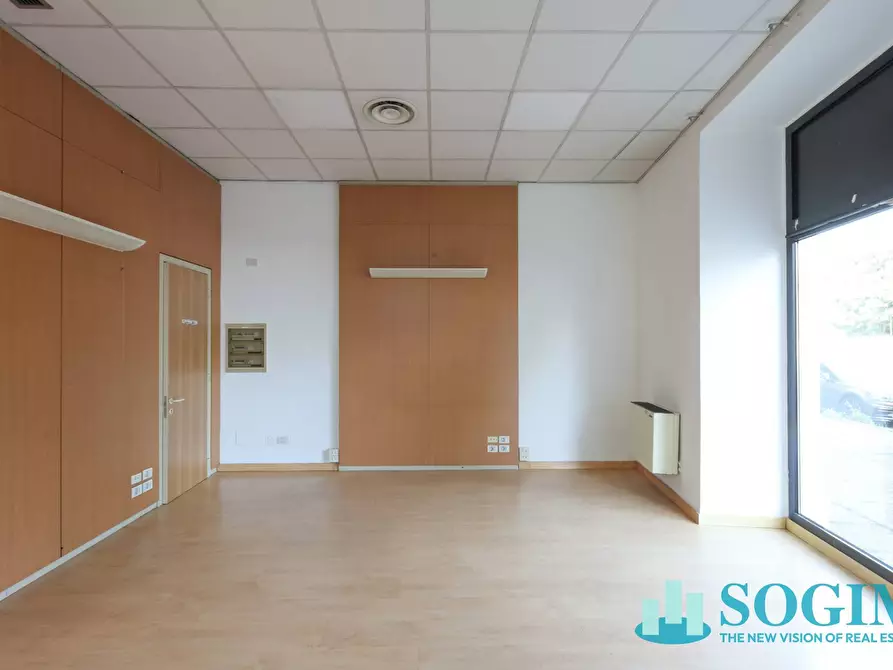 Immagine 16 di Negozio in affitto  in via Azzone Visconti 37 a Monza