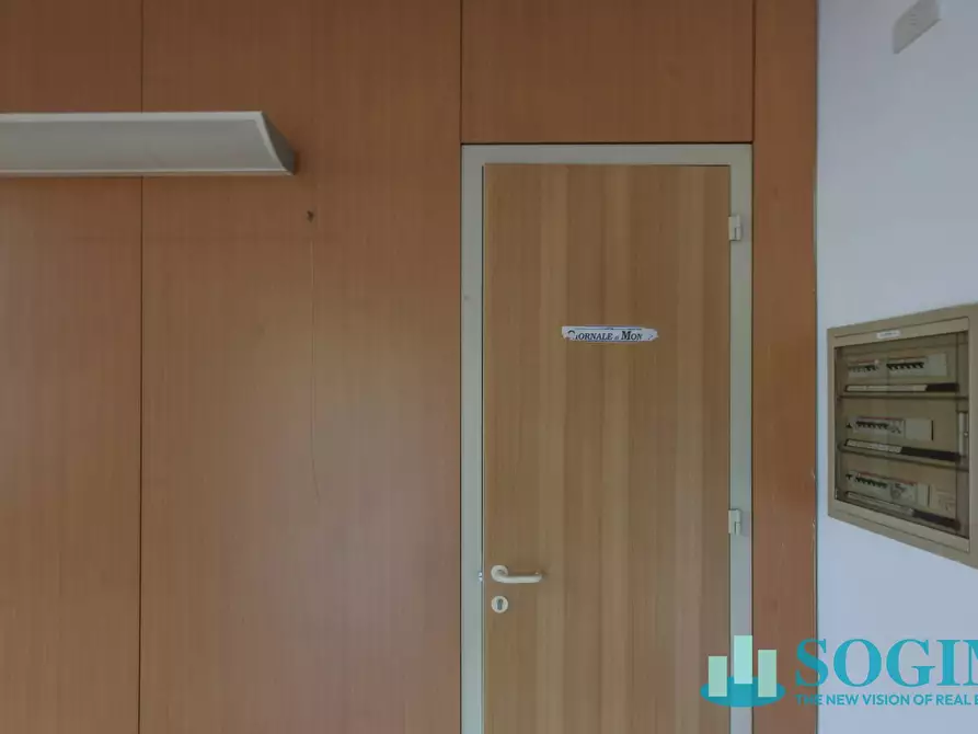 Immagine 17 di Negozio in affitto  in via Azzone Visconti 37 a Monza