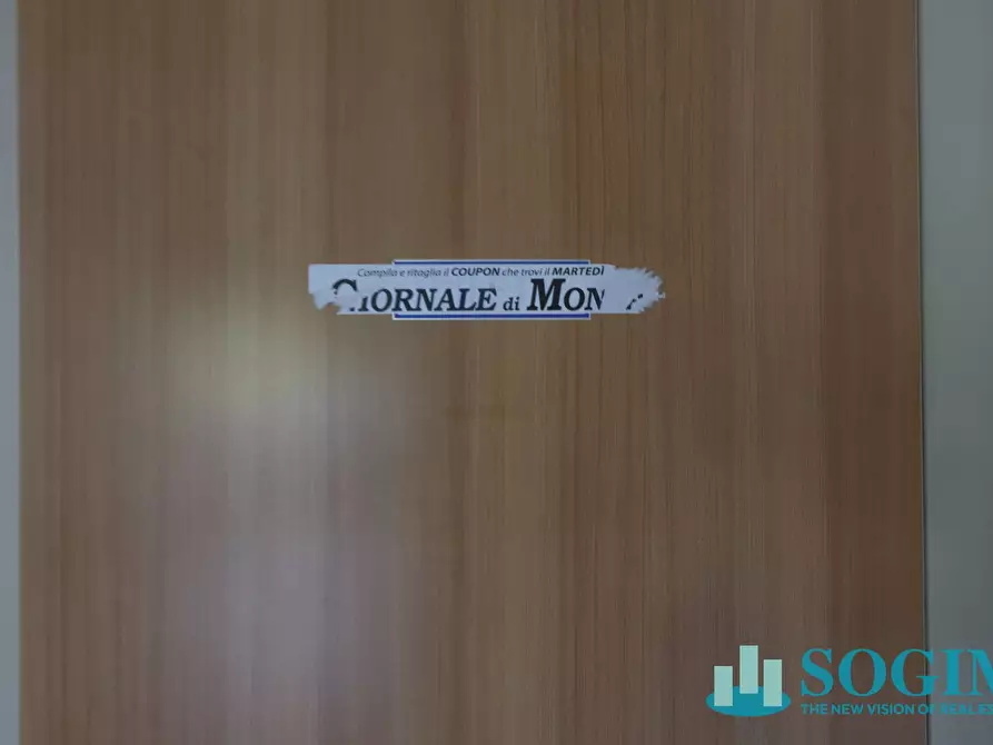 Immagine 18 di Negozio in affitto  in via Azzone Visconti 37 a Monza