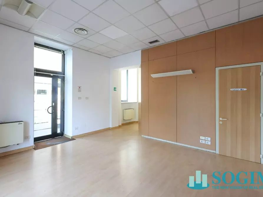 Immagine 21 di Negozio in affitto  in via Azzone Visconti 37 a Monza