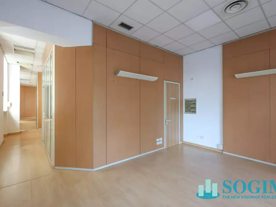 Immagine 23 di Negozio in affitto  in via Azzone Visconti 37 a Monza