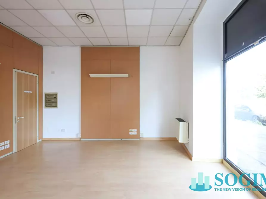 Immagine 24 di Negozio in affitto  in via Azzone Visconti 37 a Monza