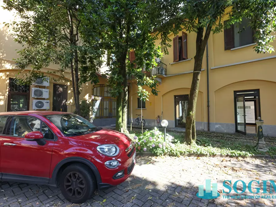 Immagine 31 di Negozio in affitto  in via Azzone Visconti 37 a Monza