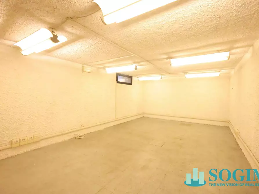 Immagine 33 di Negozio in affitto  in via Azzone Visconti 37 a Monza