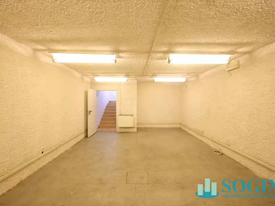 Immagine 35 di Negozio in affitto  in via Azzone Visconti 37 a Monza