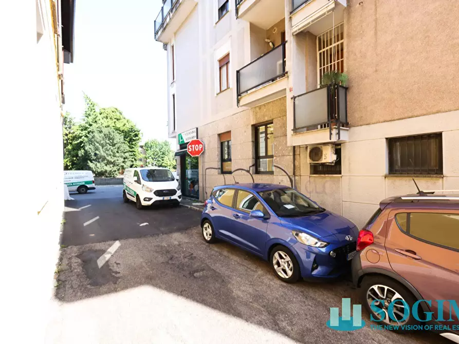 Immagine 37 di Negozio in affitto  in via Azzone Visconti 37 a Monza