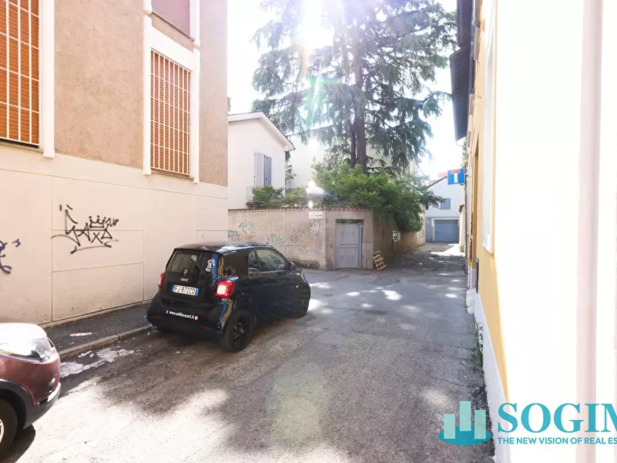 Immagine 40 di Negozio in affitto  in via Azzone Visconti 37 a Monza