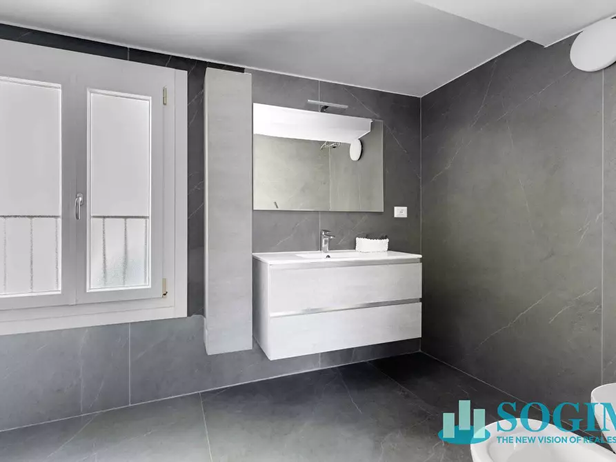 Immagine 26 di Appartamento in vendita  in Piazza Roma a Como