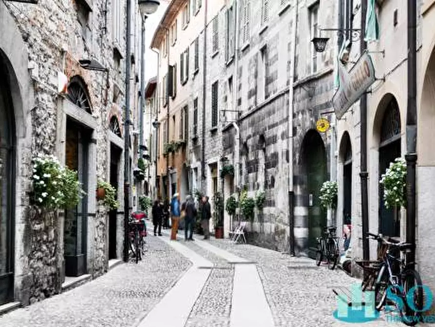 Immagine 17 di Appartamento in vendita  in piazza roma a Como