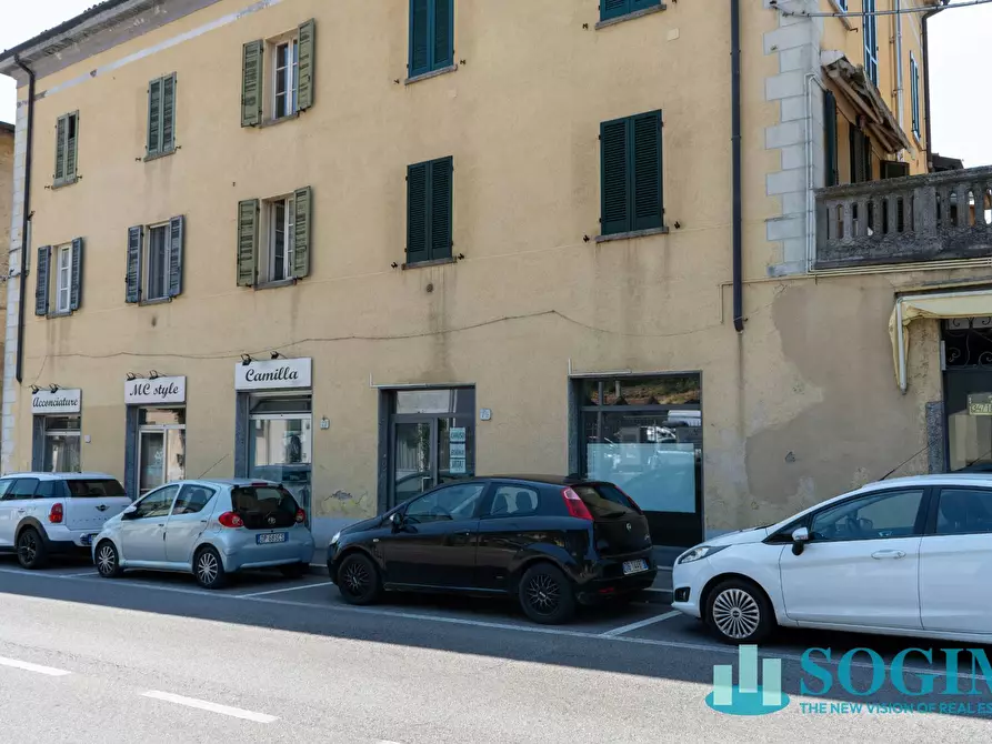Immagine 3 di Negozio in vendita  in Via Varesina 58 a Como