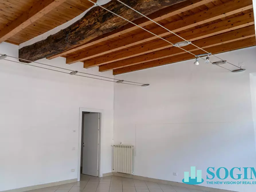 Immagine 4 di Negozio in vendita  in Via Varesina 58 a Como