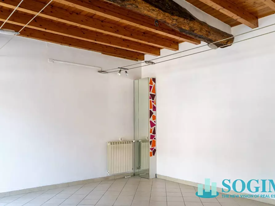 Immagine 9 di Negozio in vendita  in Via Varesina 58 a Como