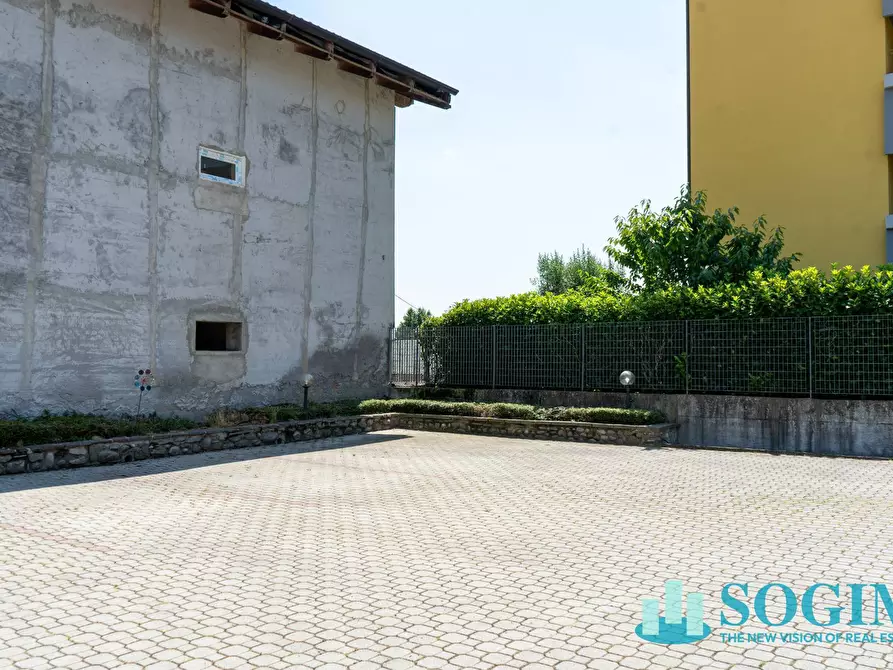 Immagine 17 di Negozio in vendita  in Via Varesina 58 a Como