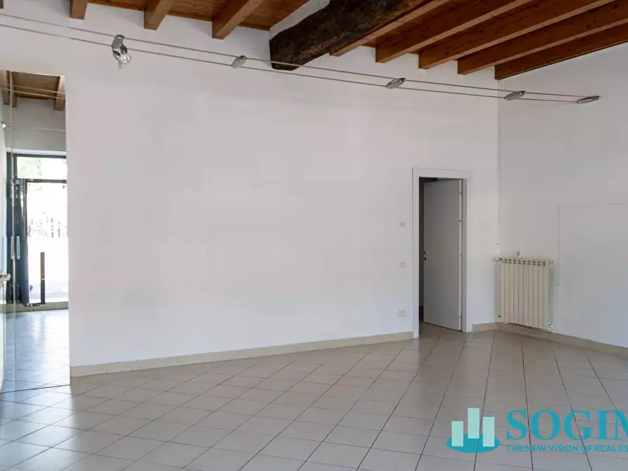 Immagine 11 di Negozio in vendita  in Via Varesina 58 a Como