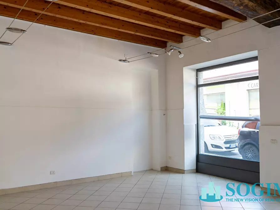 Immagine 12 di Negozio in vendita  in Via Varesina 58 a Como