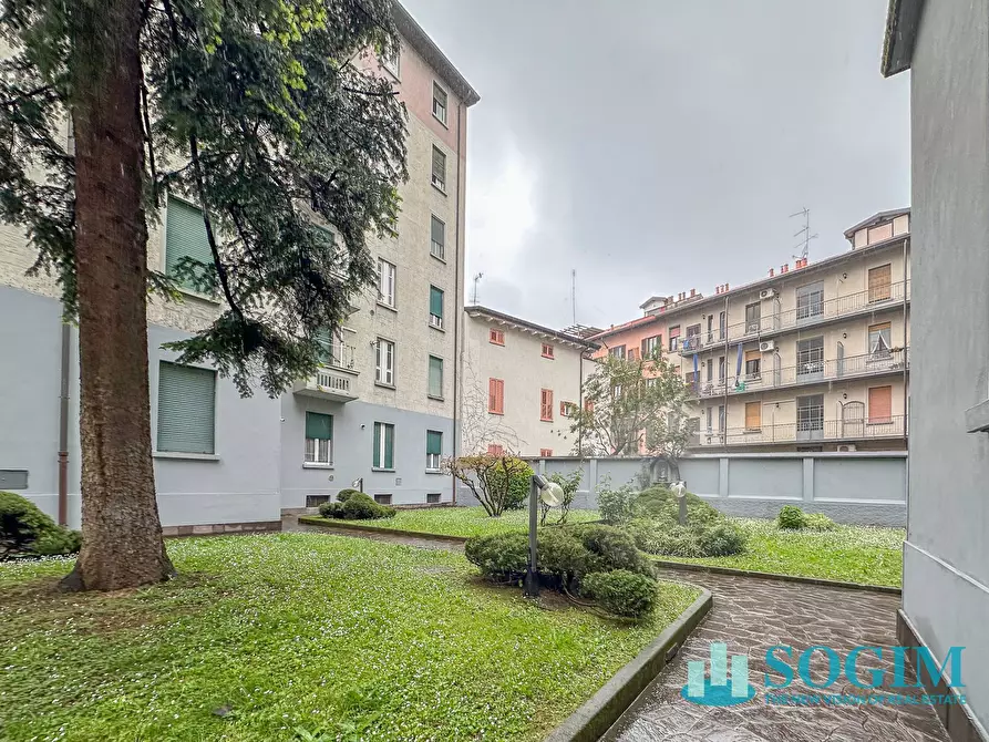 Immagine 23 di Appartamento in vendita  in Viale Delle Rimembranze Di Greco 55 a Milano