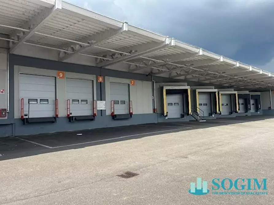 Immagine 1 di Capannone industriale in affitto  in via fantoli a Milano