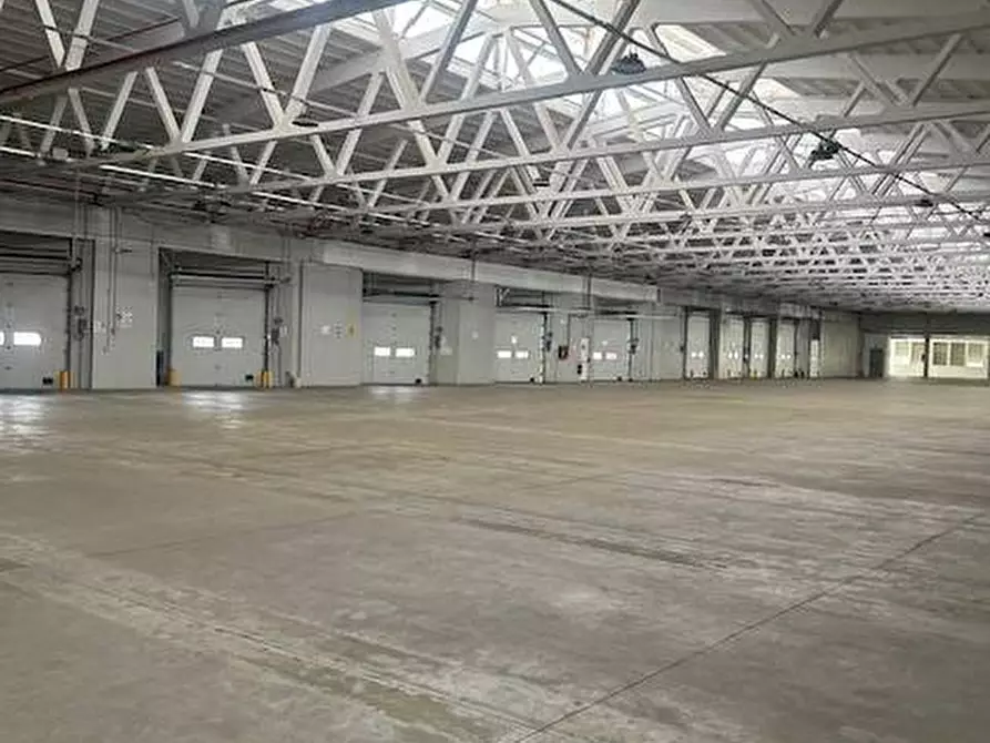 Immagine 13 di Capannone industriale in affitto  in via fantoli a Milano