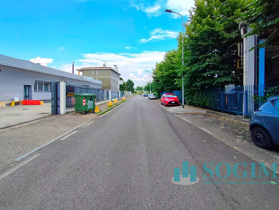 Immagine 3 di Capannone industriale in vendita  a Rozzano