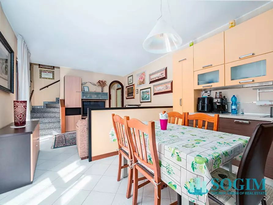 Immagine 3 di Casa semindipendente in vendita  in via Bottego 2 a Merone