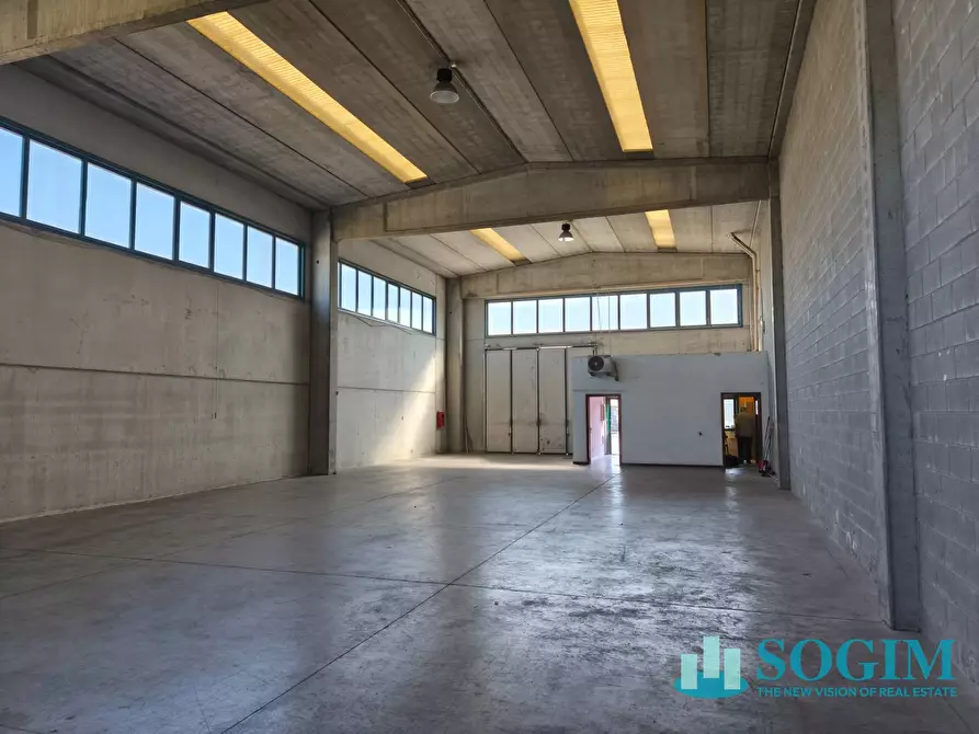 Immagine 10 di Capannone industriale in affitto  a Sordio