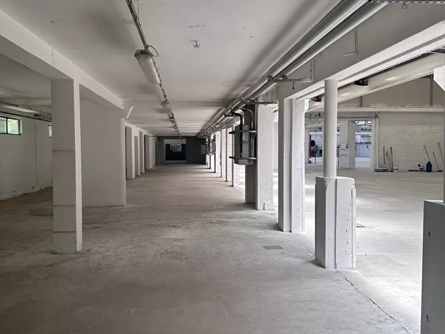 Immagine 10 di Capannone industriale in affitto  a Seveso