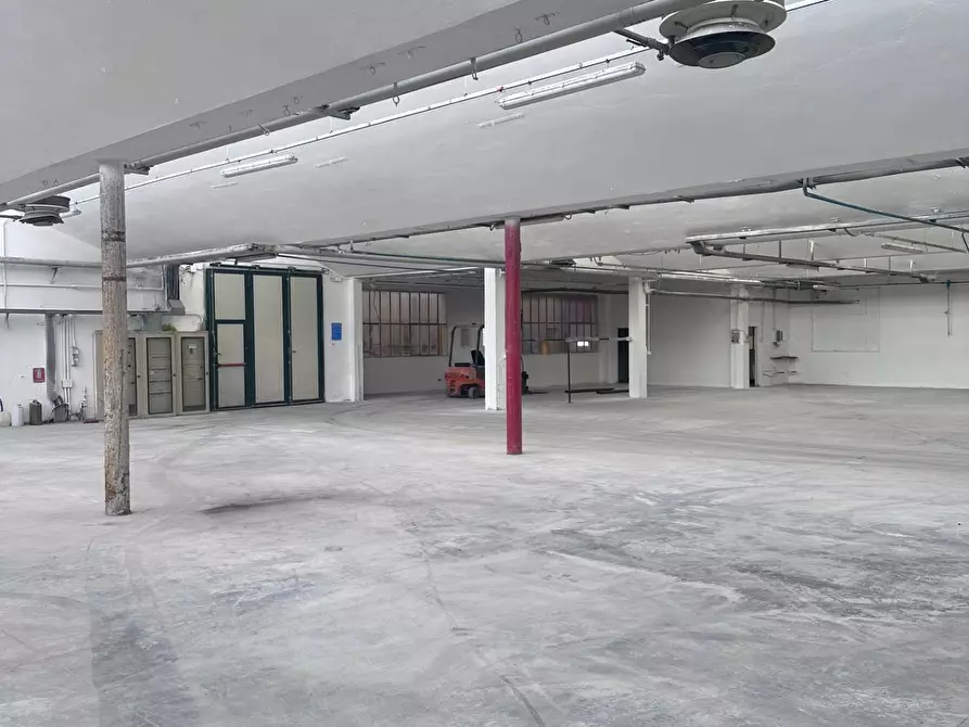 Immagine 11 di Capannone industriale in affitto  a Seveso